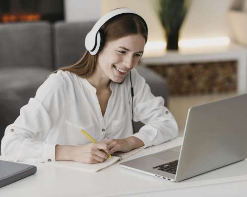 teacher-talking-with-her-students-online_wynik teacher-talking-with-her-students-online_wynik